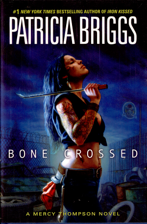 Cover image for Bone Crossed by Patricia Briggs.